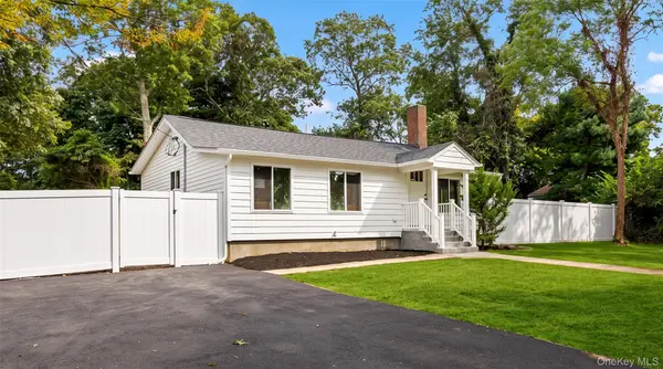 8 Woodlawn AVE, Selden, NY 11784