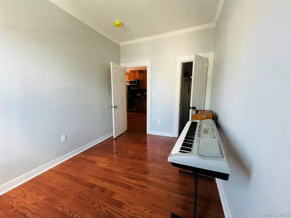 2328 28th ST #2R, Astoria, NY 11105