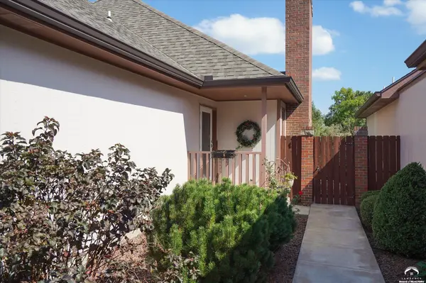 2422 SW Brookhaven LN, Topeka, KS 66614