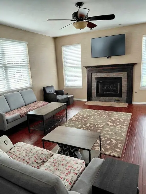 9411 Fountain Point CIR, Darien, IL 60561