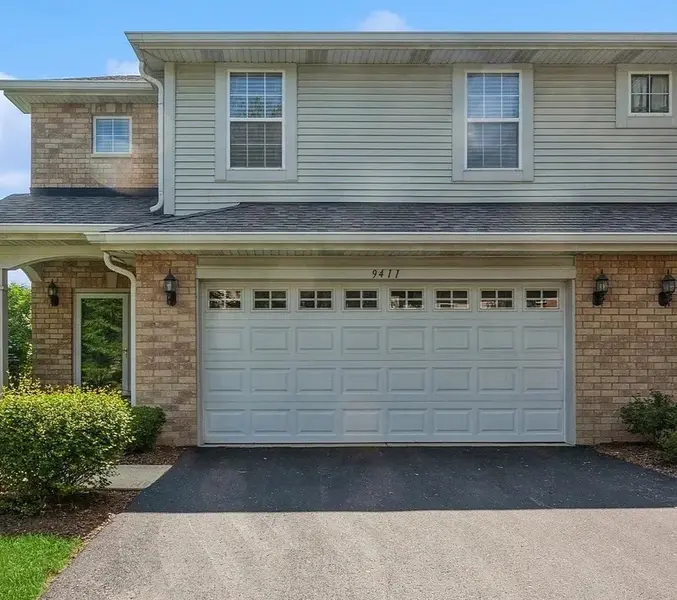 9411 Fountain Point CIR, Darien, IL 60561