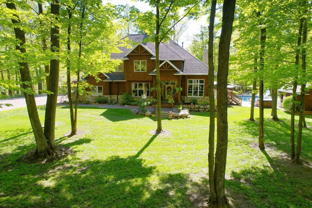 260 Round Lake DR, Shell Lake, WI 54871