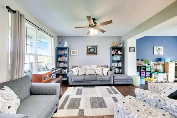 242 Bedford LN, Volo, IL 60073