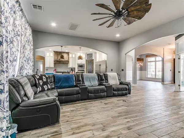 16316 Cobblestone CIR, Choctaw, OK 73020