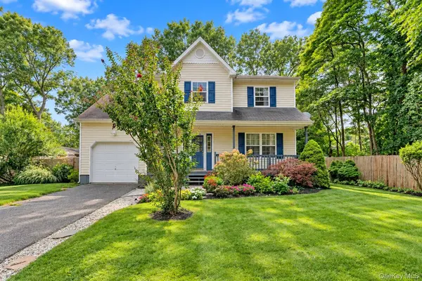 22 Logan PL, Mastic, NY 11950