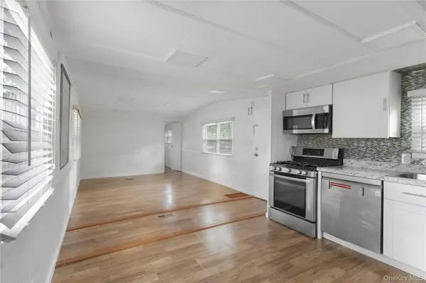 525 Riverleigh AVE #35, Riverhead, NY 11901