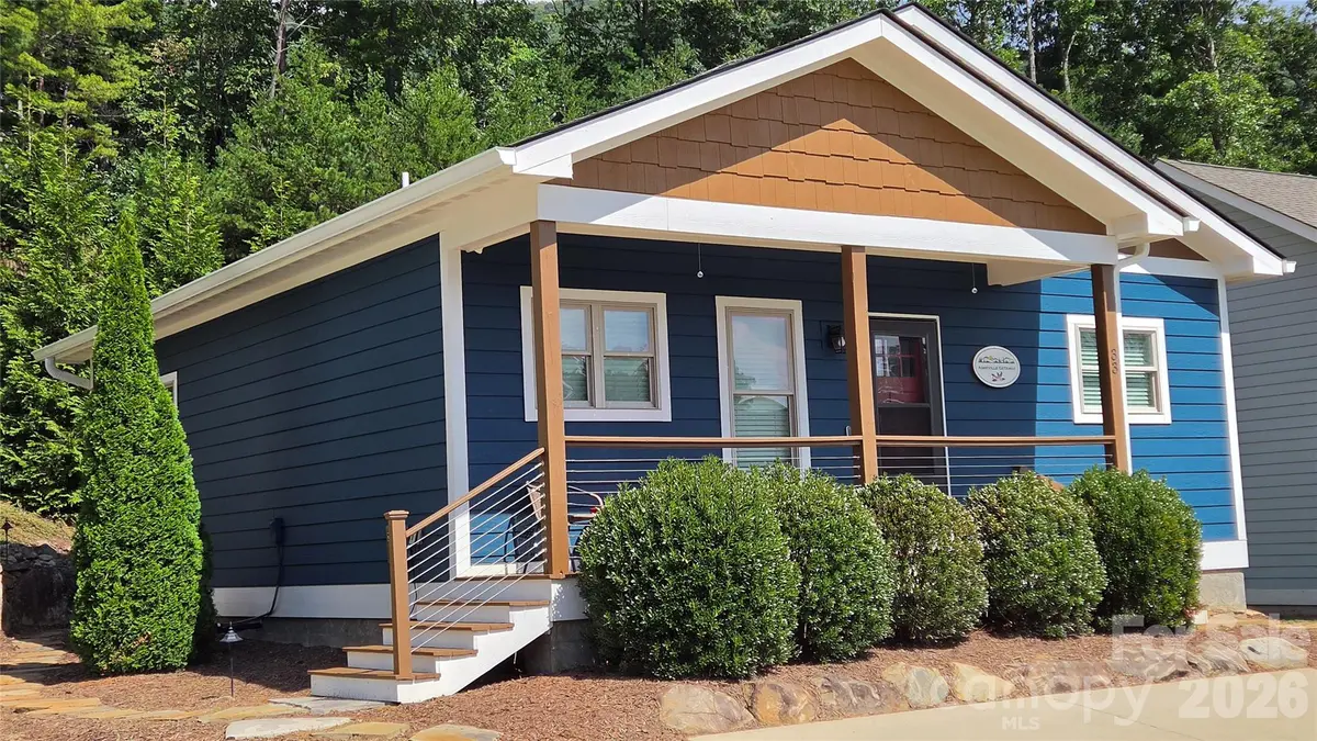 33 Westside Village RD, Fairview, NC 28730