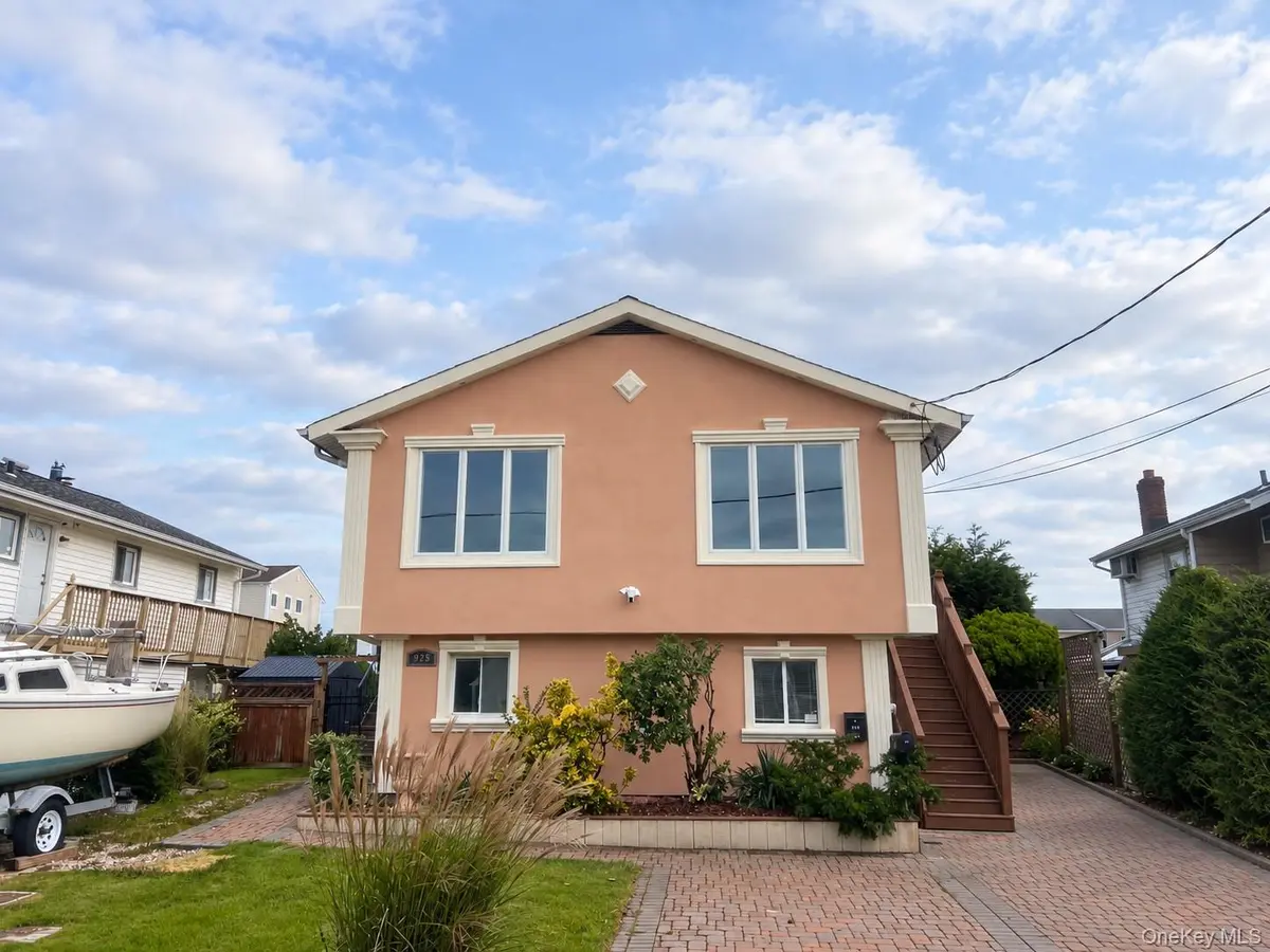 925 S Long Beach AVE, Freeport, NY 11520