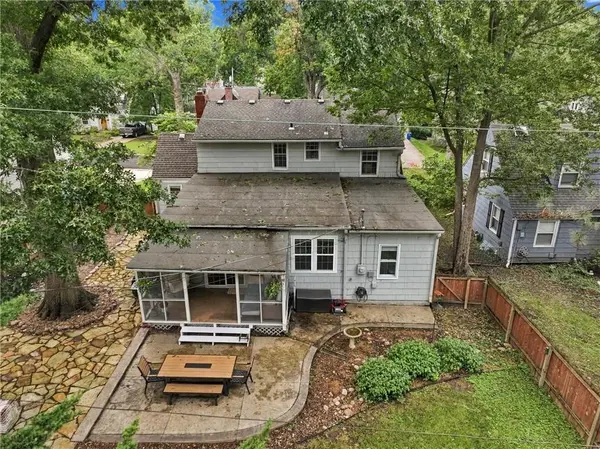 6827 Granada LN, Prairie Village, KS 66208