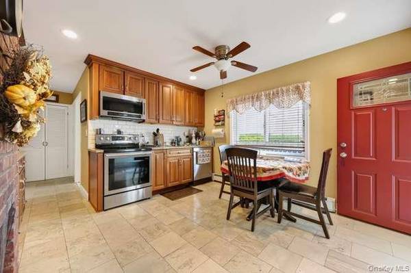 35 Hedge LN, Westbury, NY 11590