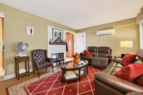 35 Hedge LN, Westbury, NY 11590