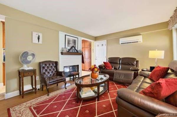 35 Hedge LN, Westbury, NY 11590
