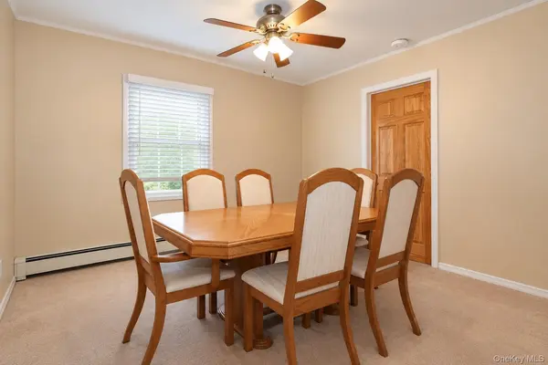 34 Chapel LN, Levittown, NY 11756