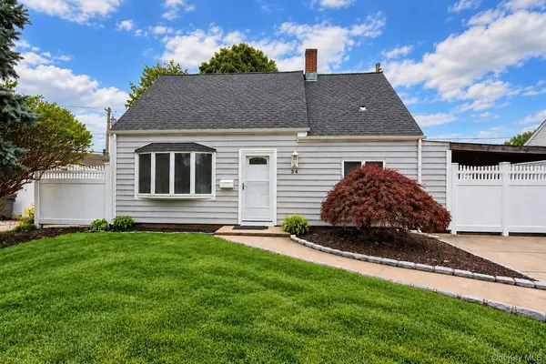 34 Chapel LN, Levittown, NY 11756