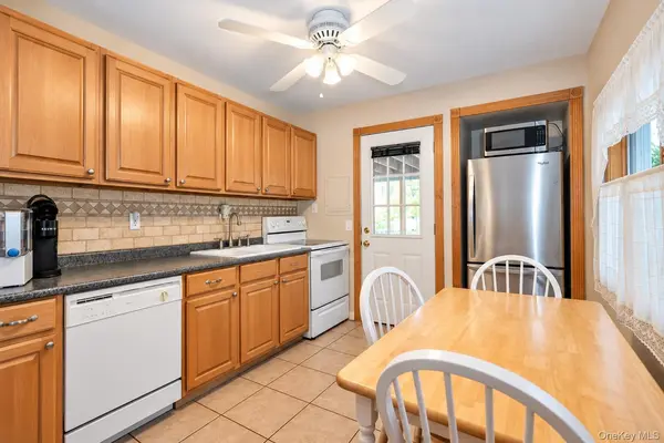 34 Chapel LN, Levittown, NY 11756