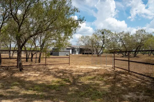 1610 Silver Mine RD, Dale, TX 78616
