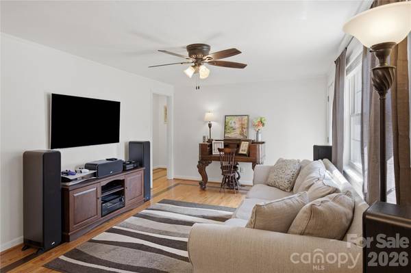 129 Automotive LN, Hickory, NC 28601