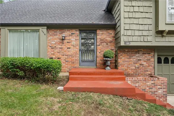 12818 Oakmont DR, Kansas City, MO 64145