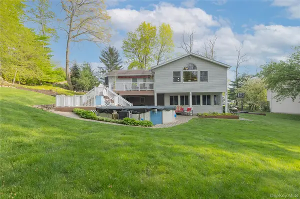 5 Nickolaus LN, Nanuet, NY 10954