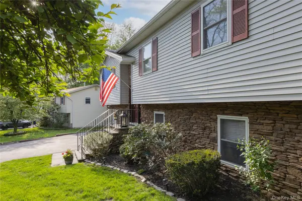 5 Nickolaus LN, Nanuet, NY 10954