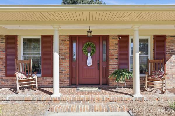 8317 Fallsdale DR, Charlotte, NC 28214