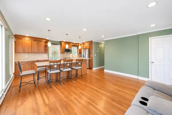 226 N Walnut ST, Massapequa, NY 11758