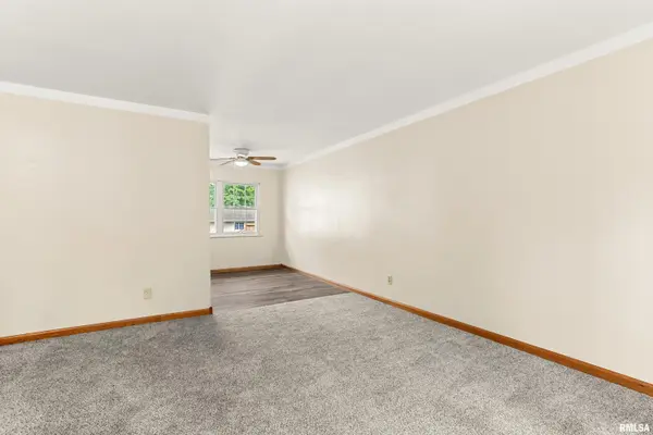 1 DOMINION CT, Pekin, IL 61554