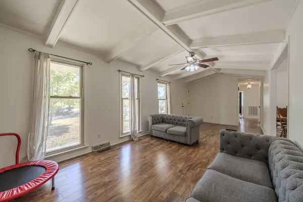 585 E End Dr, Savannah, TN 38372