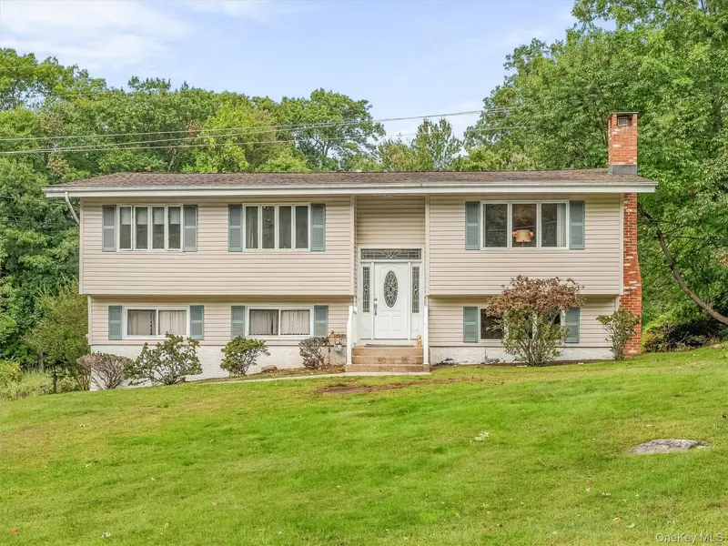 24 Dorchester DR, Airmont, NY 10952