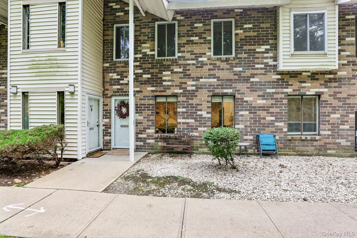 1 Houston CT #H1, Coram, NY 11727
