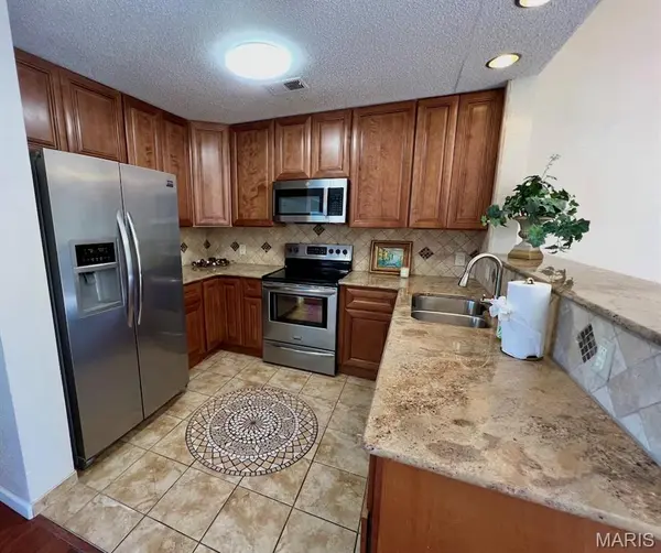 11652 Cedar Walk DR, Maryland Heights, MO 63146