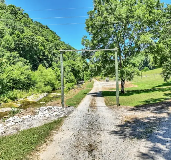 1528 Knob Creek Rd, Celina, TN 38551
