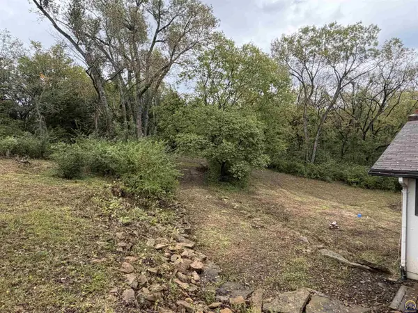 7435 Lakeview RD, Meriden, KS 66512