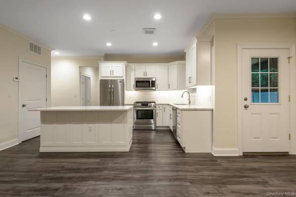 18 Creek RD #604, Huntington, NY 11743