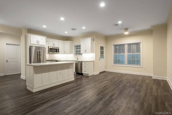 18 Creek RD #604, Huntington, NY 11743