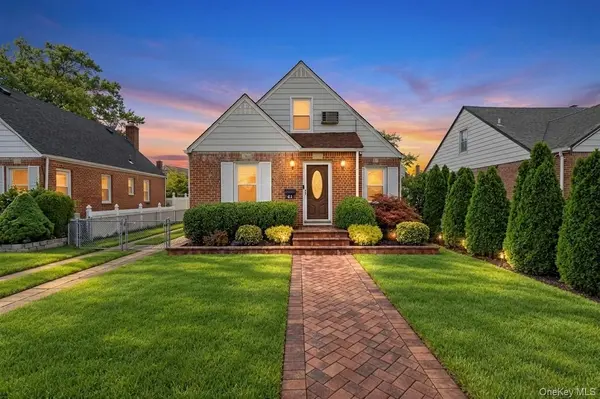 61 Stephen PL, Valley Stream, NY 11580