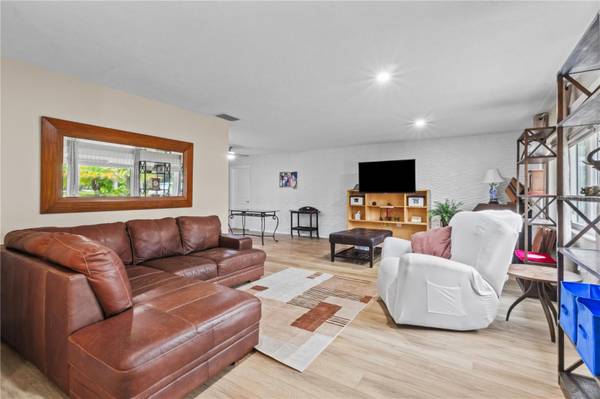 3614 PEMBROOK DR, Sarasota, FL 34239