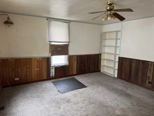 107 NW 7 AVE, Oelwein, IA 50662