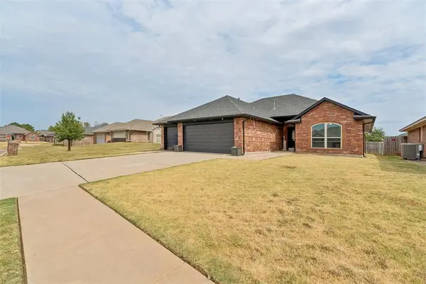 616 Madeline LN, Moore, OK 73160