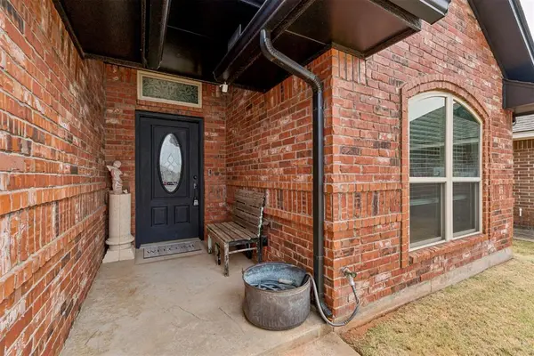 616 Madeline LN, Moore, OK 73160