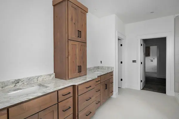 1331 N Dunmore CIR, Nixa, MO 65714