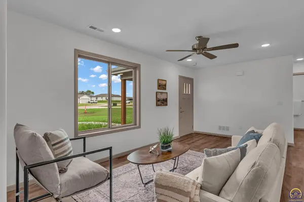 716 Teresa Ct, Carbondale, KS 66604-1975