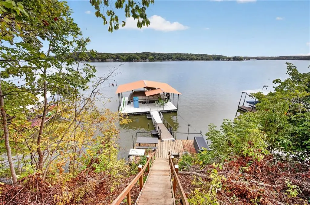 6 Aces DR, Edwards, MO 65326