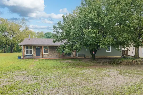 26169 Dehoff DR, Tonganoxie, KS 66086