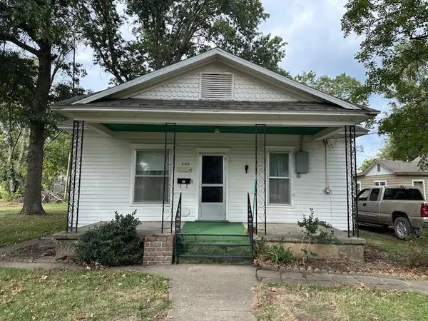 209 S Carbon ST, Girard, KS 66762