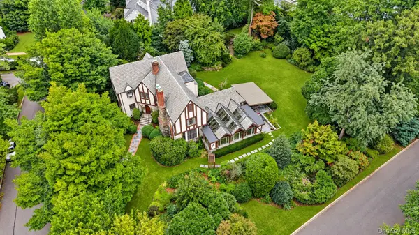 50 Circle DR, Manhasset, NY 11030