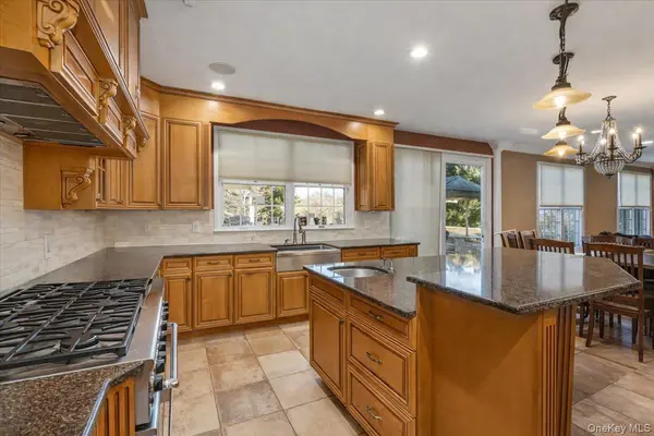 22 Turnberry CT, Dix Hills, NY 11746