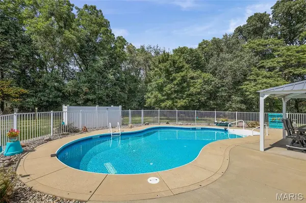 11224 Shade Tree LN, Highland, IL 62249