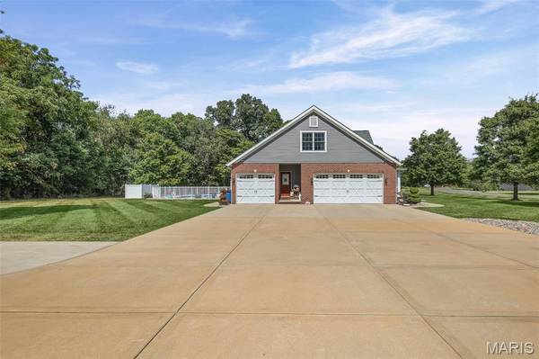 11224 Shade Tree LN, Highland, IL 62249