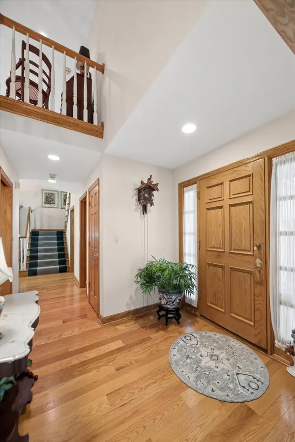 24 Tartan Lakes CT, Westmont, IL 60559